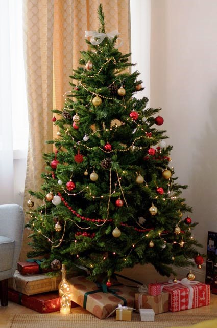 Árbol de Navidad con los regalos de Olentzero